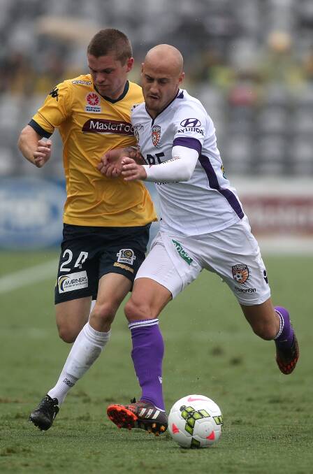 Ruben Zadkovich in action for Perth Glory. Picture: Getty Images