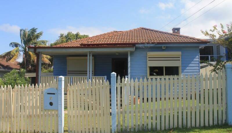 Complete cottage needs to be removed from Port Kembla lot. Comes with recent bathroom renovation, mirrored built-ins, carpet, pluys new oven and cooktop. Owner says make an offer. Picture: Gumtree