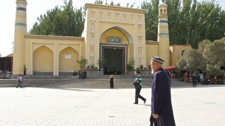 An elderly Uighur man in front of Kashgar's Id Kah mosque. Photo: Sanghee Liu
