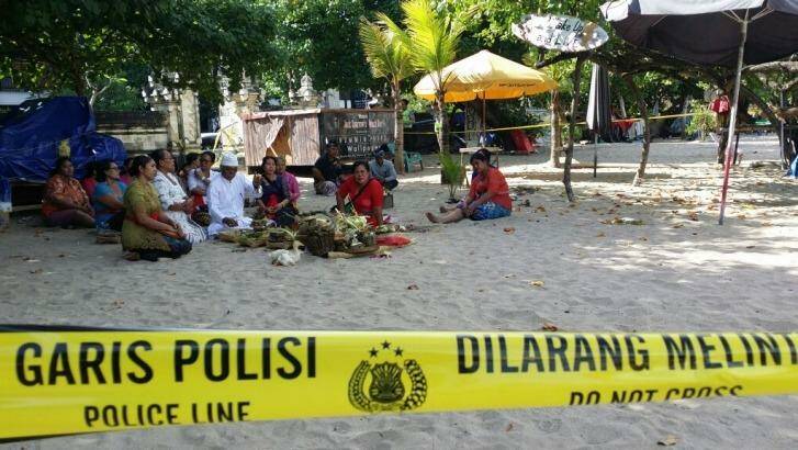 Family of the slain police officer hold a Ngulapin leansing ceremony on Kuta beach. Photo: Supplied