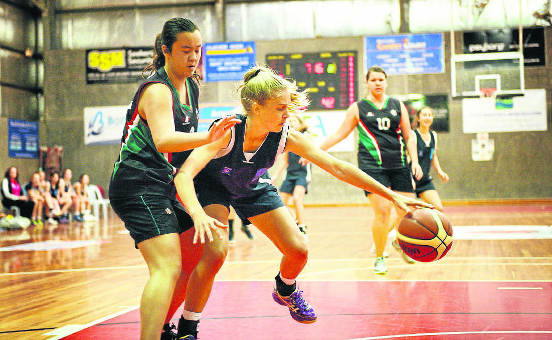 ON GUARD: Merewether’s Gabby Hooper and Swansea’s Grace Harvey in action at Maitland. Picture by PERRY DUFFIN
