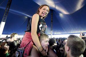 A sold-out crowd makes the most of top festival line-up at the Groovin the Moo at Maitland Showground on Saturday.  