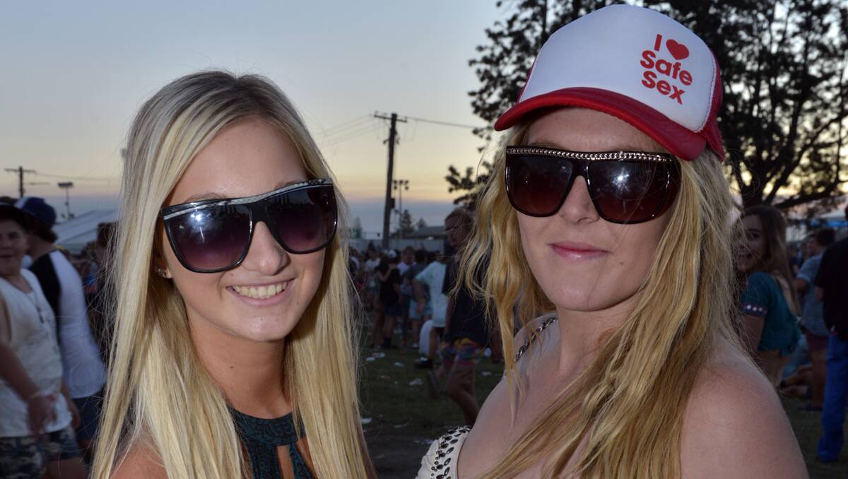 Groovin The Moo 2013: The sun sets and the music cranks up. 