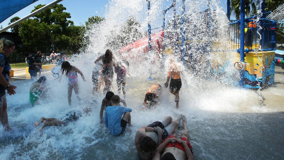 Maitland residents having fun in the sun on Thursday, January 26. Pictures by Simone De Peak.