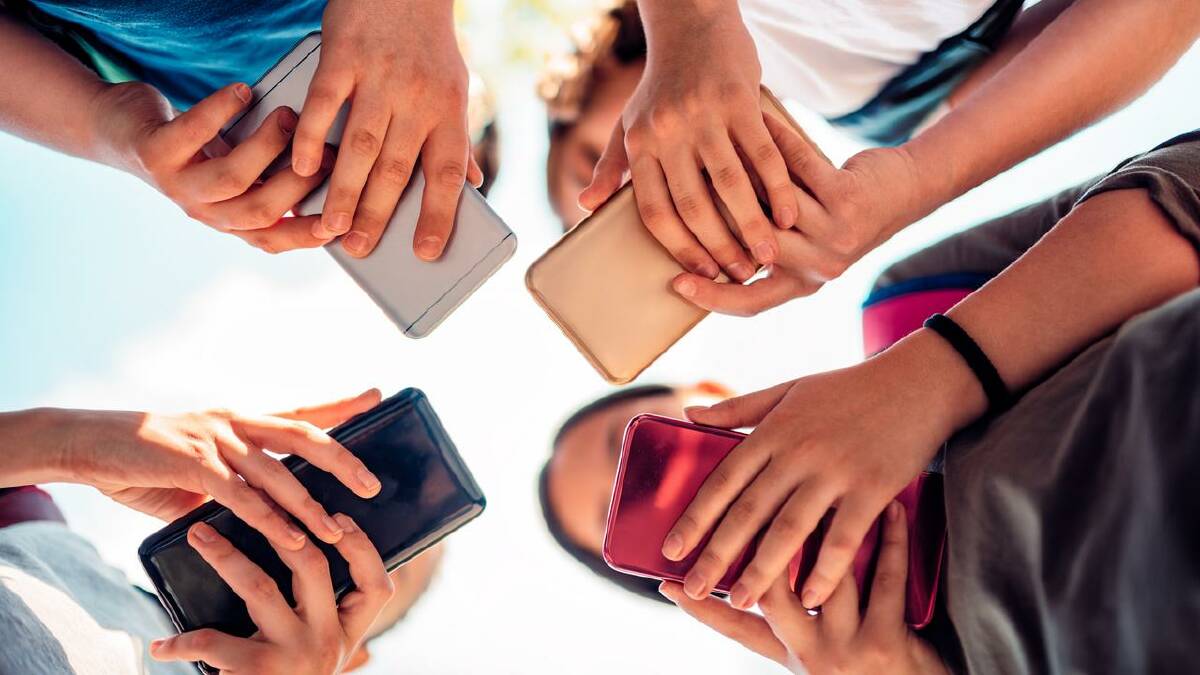Labor to ban mobile phones in NSW high schools if elected