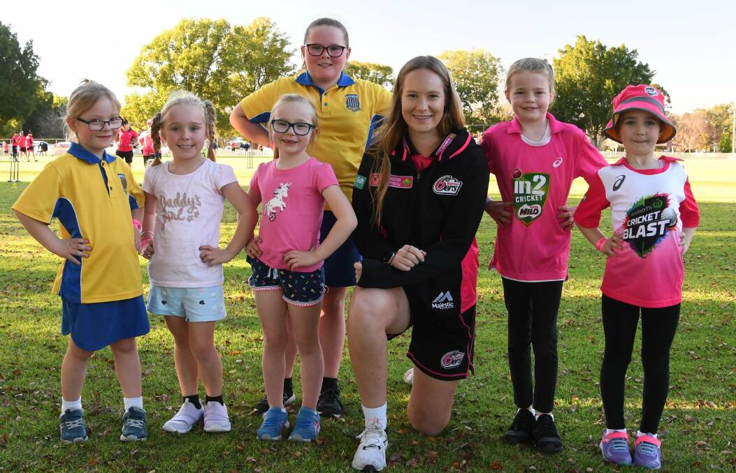 GO GIRLS: Australian and Sydney Sixers star Lauren Cheatle with some of the new generation of cricket lovers. Picture: Michael Hartshorn
