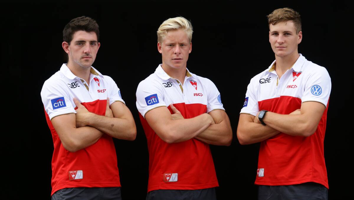 BLOODS BROTHERS: Sydney Swans players Colin O’Riordan, Isaac Heeney and Jordan Dawson in Maitland. Picture: Jonathan Carroll