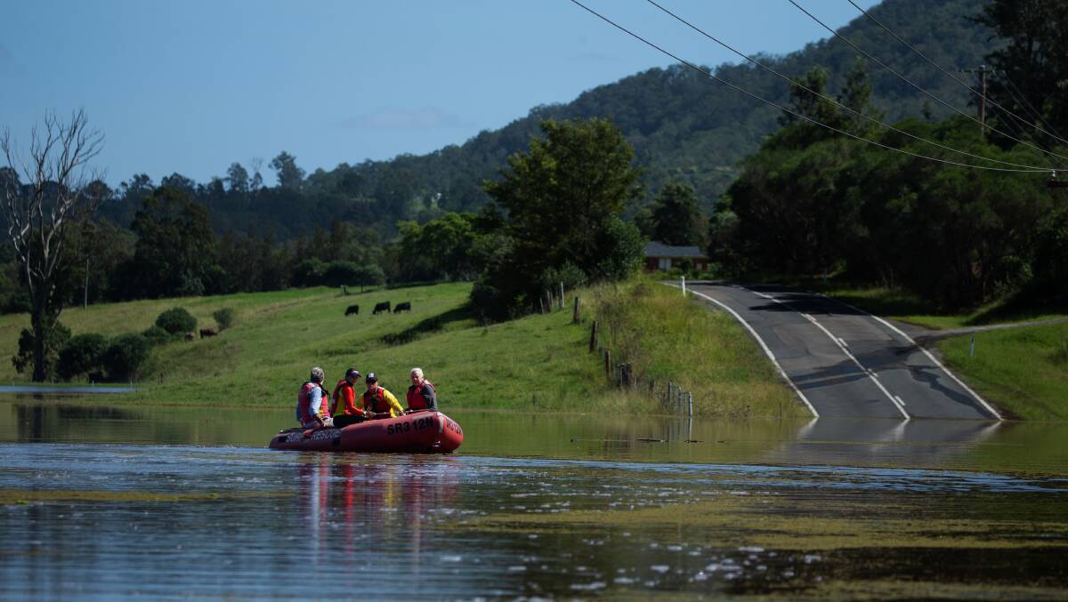 UPDATED: Raymond Terrace Road reopens as Hunter River falls below minor flood level