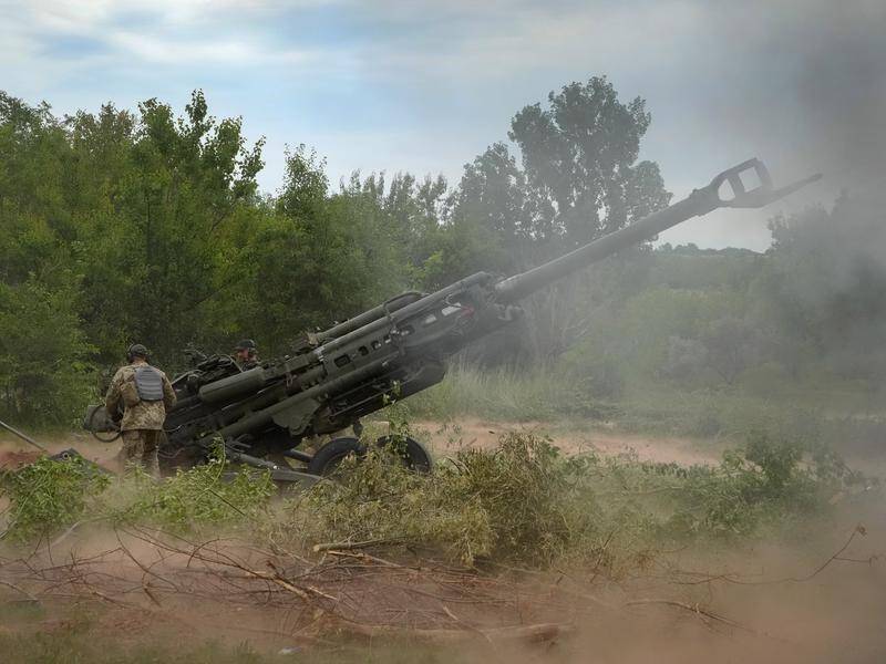 Ukrainian soldiers fire at Russian positions in the eastern Donetsk region. (AP PHOTO)