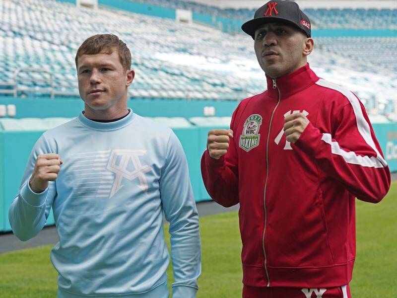 Saul "Canelo" Alvarez (l) stopped Avni Yildirim early to defend his two super middleweight titles.