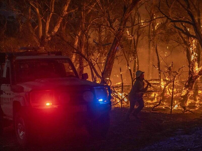 Crews are battling to contain the Bayindeen bushfire near Ballarat in Victoria. (HANDOUT/FOREST FIRE MANAGEMENT VICTORIA)