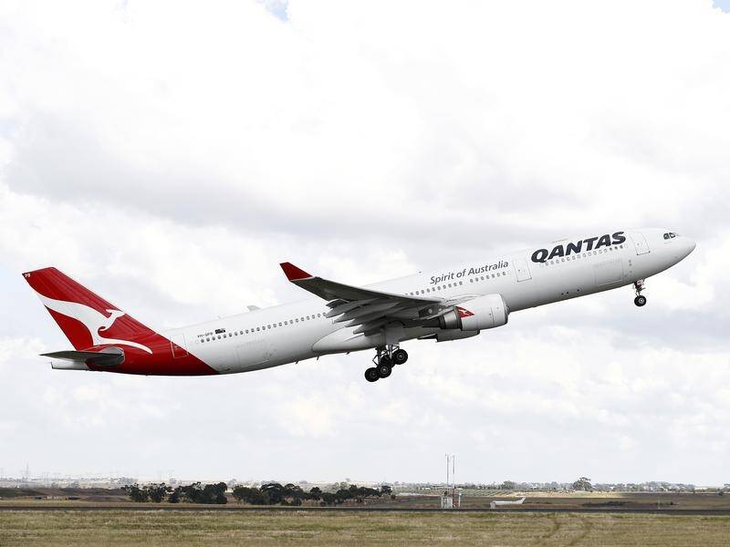 Global seat availability rose back over 100 per cent of 2019 levels in April, bringing lower fares. (Con Chronis/AAP PHOTOS)