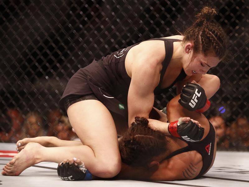 Montana De La Rosa (top) fought a draw with Mayra Bueno Silva at UFC Fight Night in Las Vegas.
