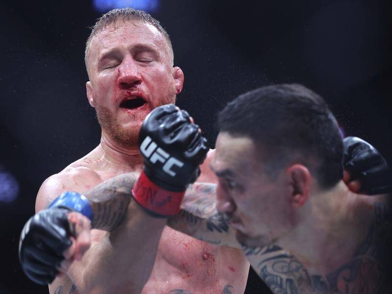 Max Holloway (R) knocks out Justin Gaethje in the fifth round at UFC 300. (AP PHOTO)