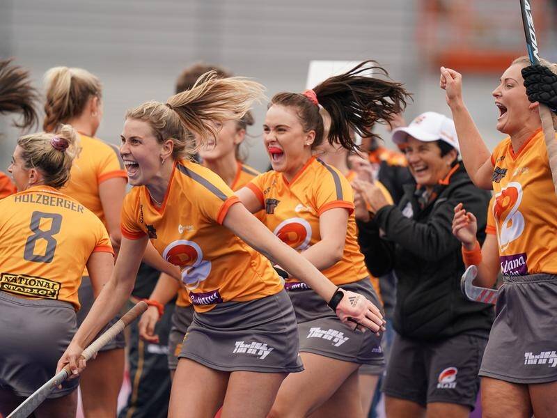 The Brisbane Blaze edged a penalty shootout to claim the Hockey One women's title in Melbourne.