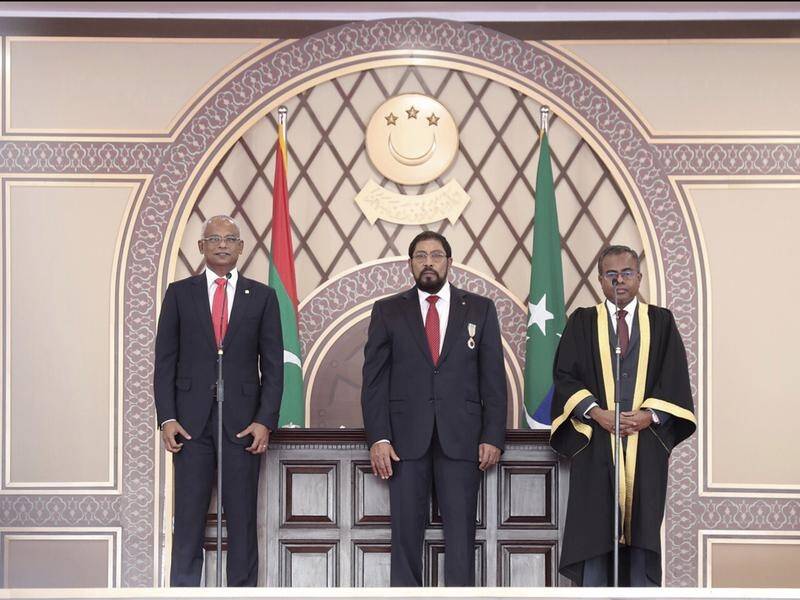 Ibrahim Mohamed Solih (L) has been sworn in as the new president of the Maldives.