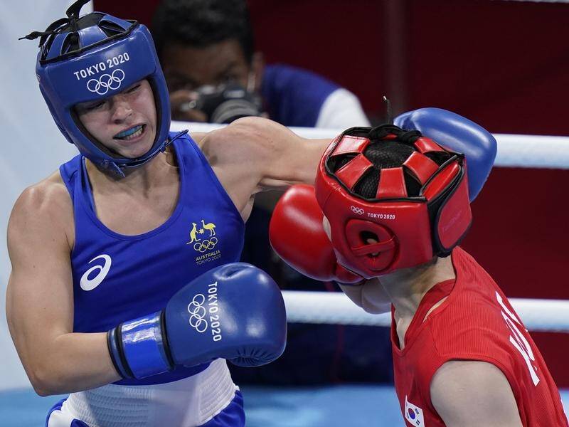 Australia's Skye Nicolson has punched her way into the featherweight division last eight in Tokyo.