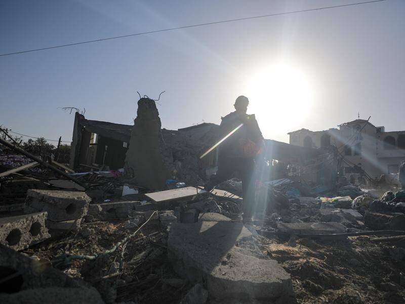 Palestinians search for survivors among the rubble of a house destroyed by an airstrike in Gaza (EPA PHOTO)