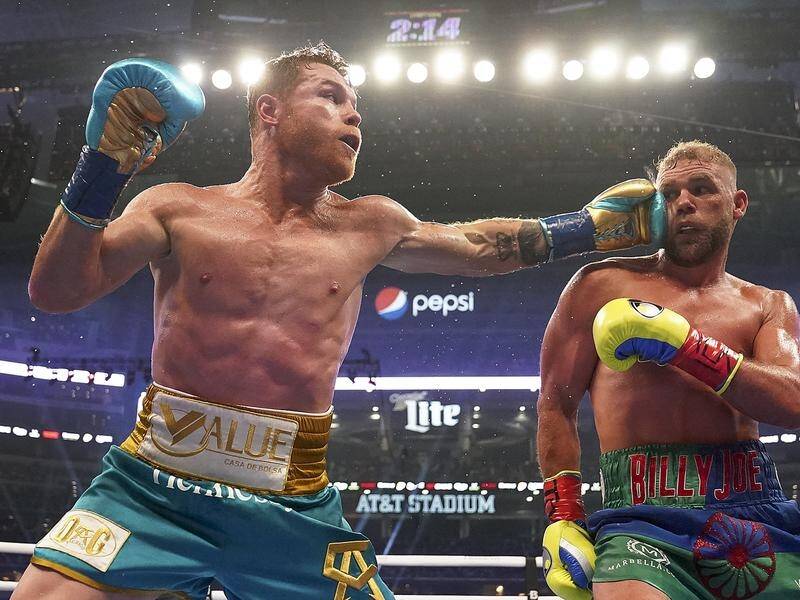 Canelo Alvarez (l) has claimed another world super middleweight title, beating Billy Joe Saunders.