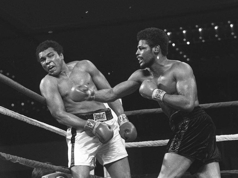 Former world heavyweight boxing champion Leon Spinks (r) has died after battling illness.