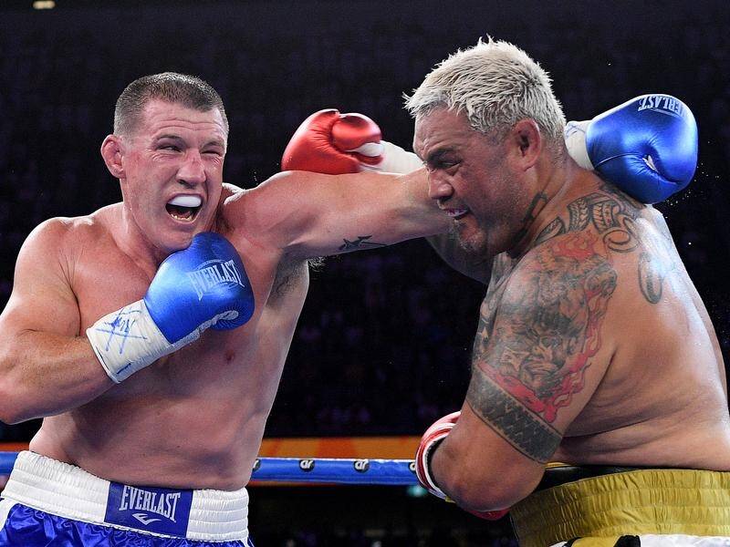 Paul Gallen (l) powered his way to a courageous points victory over Mark Hunt.